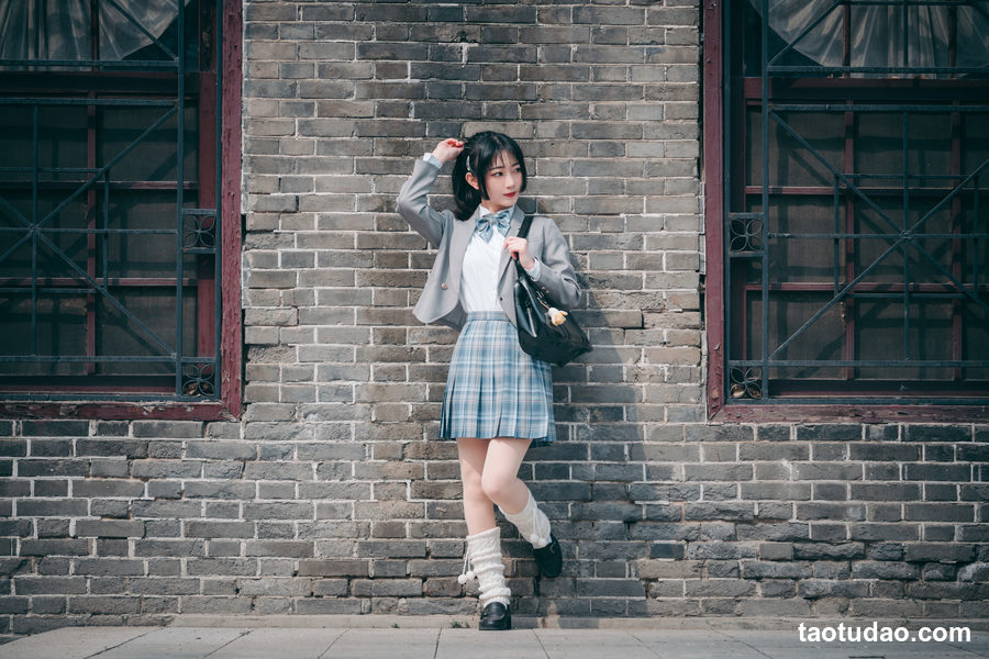 图片[2]-[YITUYU艺图语]2023.04.14 灰色JK 桃墨公子x [21+1P／194MB]-绅士图