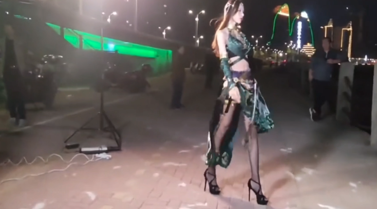 关掉美颜的永劫Coser,颜值依然在线,网友:这回迦南肤色对上了