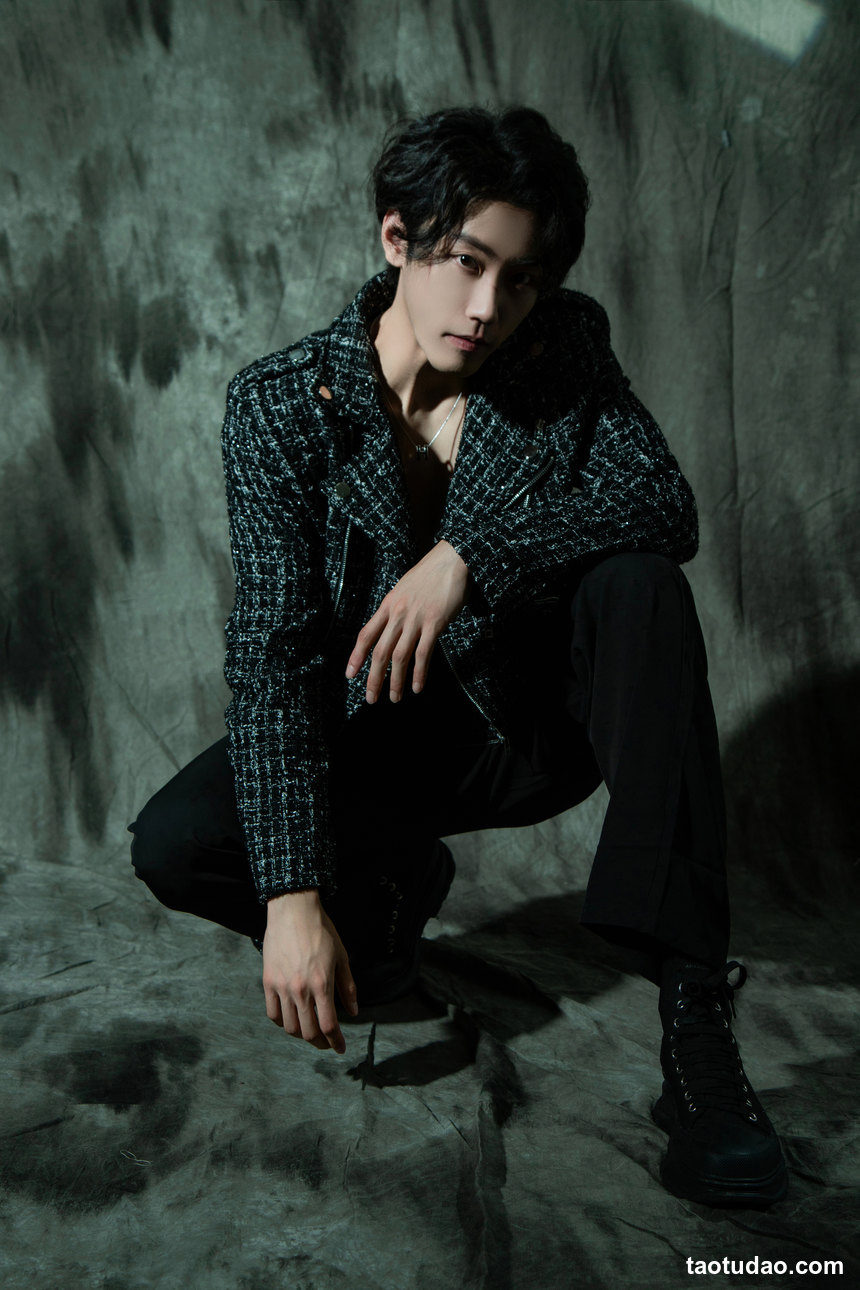 图片[2]-[YITUYU艺图语]2022.08.03 光影与男孩 温柔的朱朱[29+1P／360MB]-绅士图