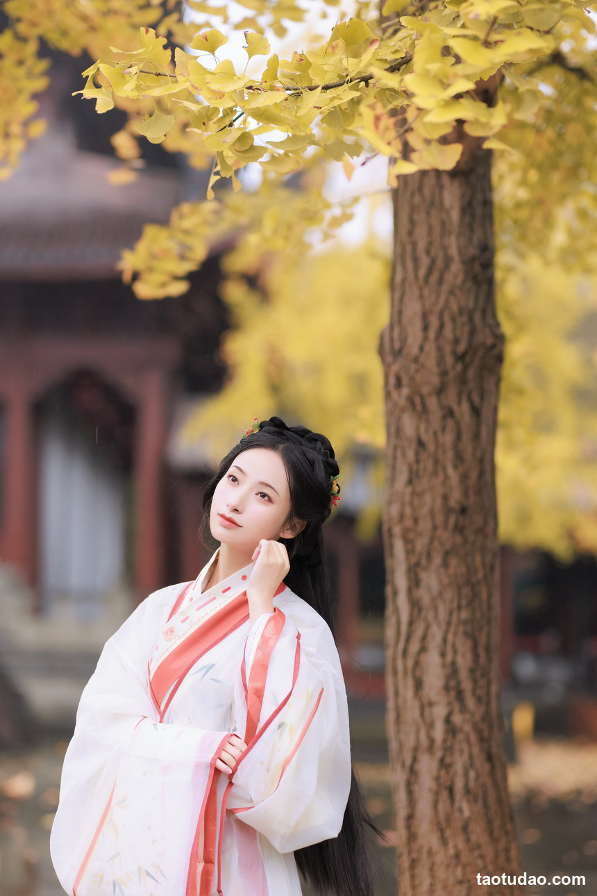 图片[4]-[YITUYU艺图语]2023.01.10 雨中银杏 眸小妖[23+1P／251MB]-绅士图