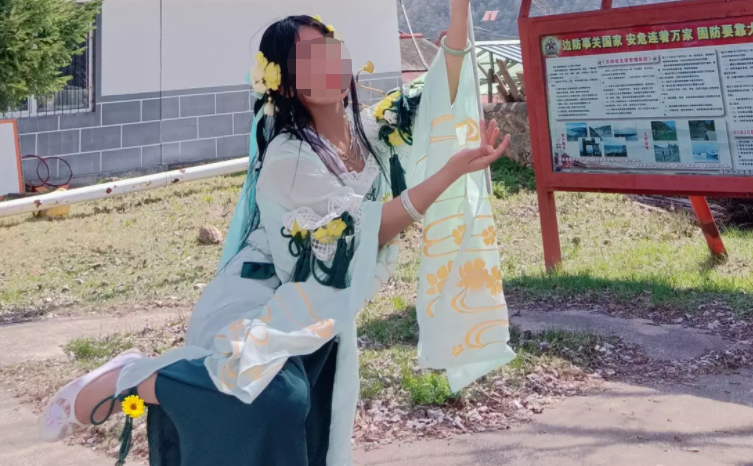 乡村妹子连续400天穿cos服等游戏老公,老年人看呆,年轻人点赞