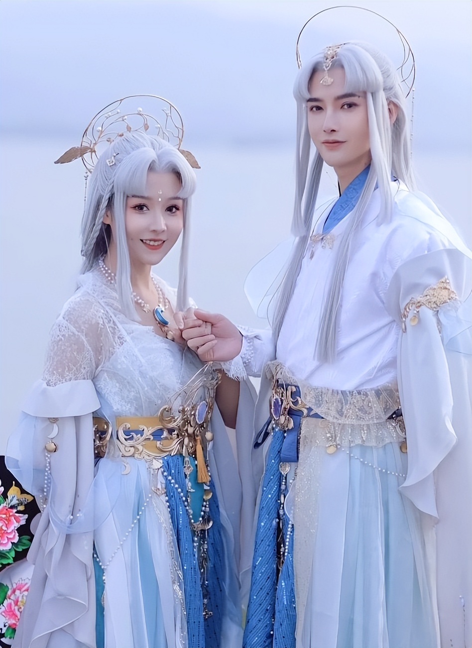 情侣共用一张脸什么体验?穿汉服戴白发在湖边走,被围观叫姐妹