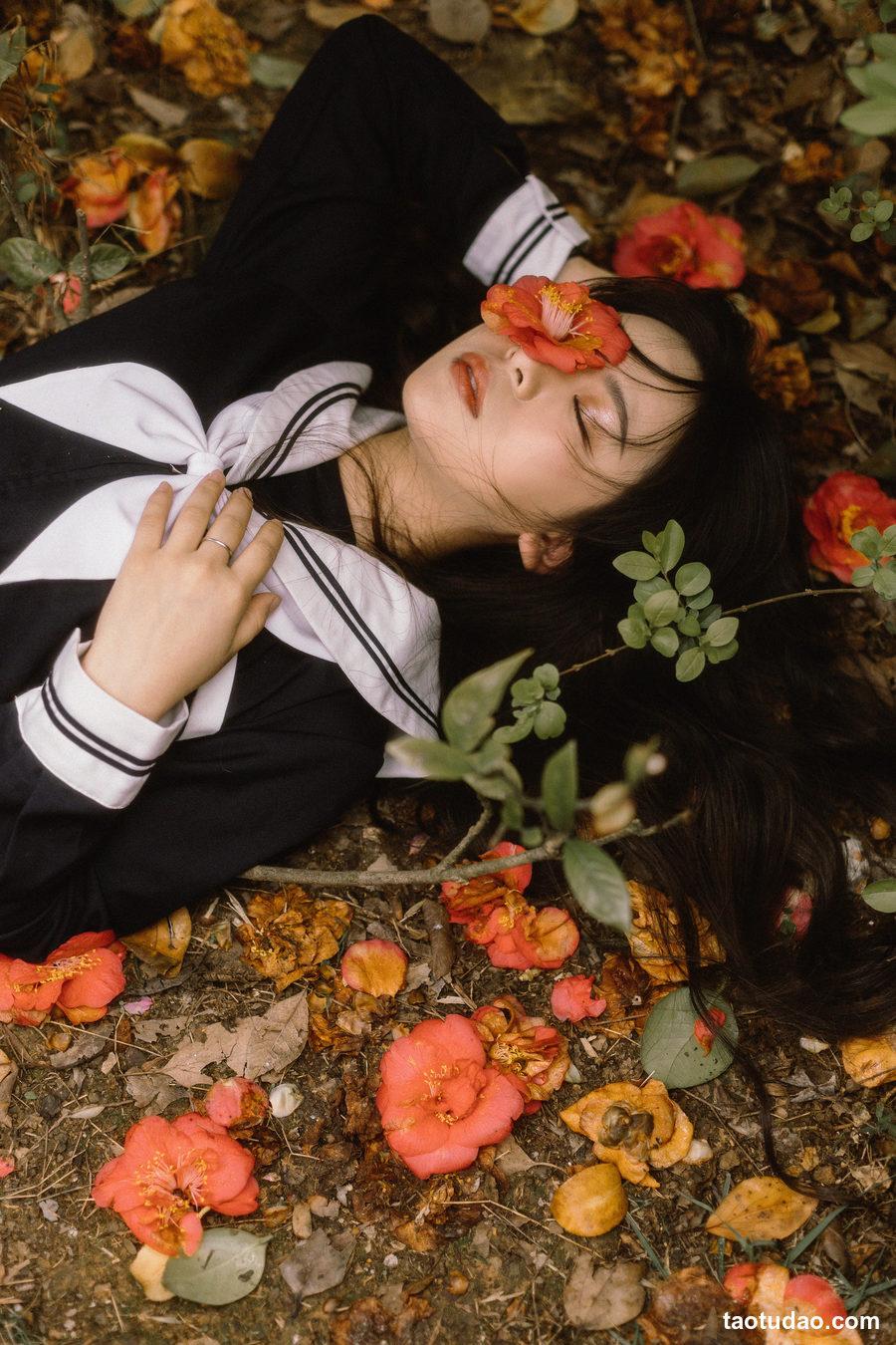 图片[2]-[YITUYU艺图语]2023.04.09 茶花树下的少女 是小白噢[25+1P／1.00GB]-绅士图