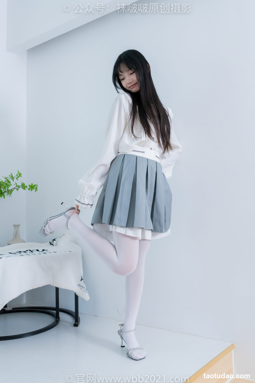 图片[2]-[BoBoSocks袜啵啵]NO.468 甜甜圈-高跟凉鞋、厚白丝、裸足、丝袜和裸足踩蓝莓剧情[150P+1V／7.57GB]-绅士图