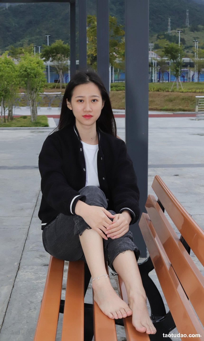 图片[2]-Pary摄影 NO.011 极品女神小芳首发长椅大方展示极品美脚[113P／319MB]-绅士图