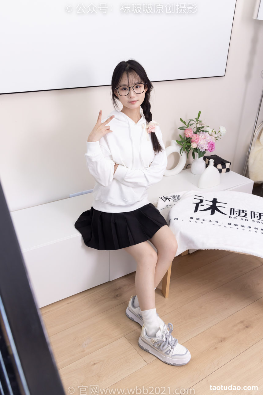 [BoBoSocks袜啵啵]NO.368 甜甜圈-运动鞋、白棉袜、油亮肉丝[160P+1V／5.72GB]-绅士图