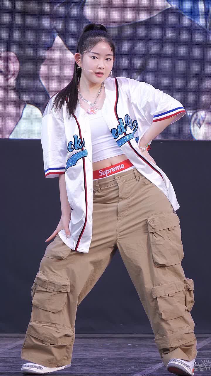 240525 비비업 (VVUP) – 라이키 (Likey) Cover (수연) 직캠 [안양청소년축제 ‘청춘한장’] / 饭拍视频-艺库