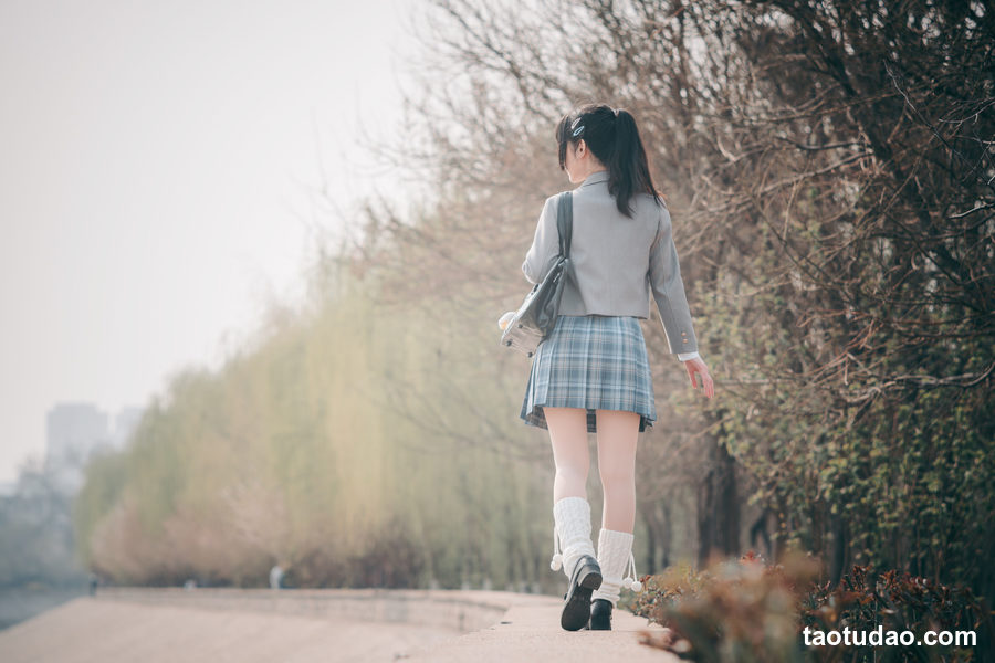 图片[4]-[YITUYU艺图语]2023.04.14 灰色JK 桃墨公子x [21+1P／194MB]-绅士图