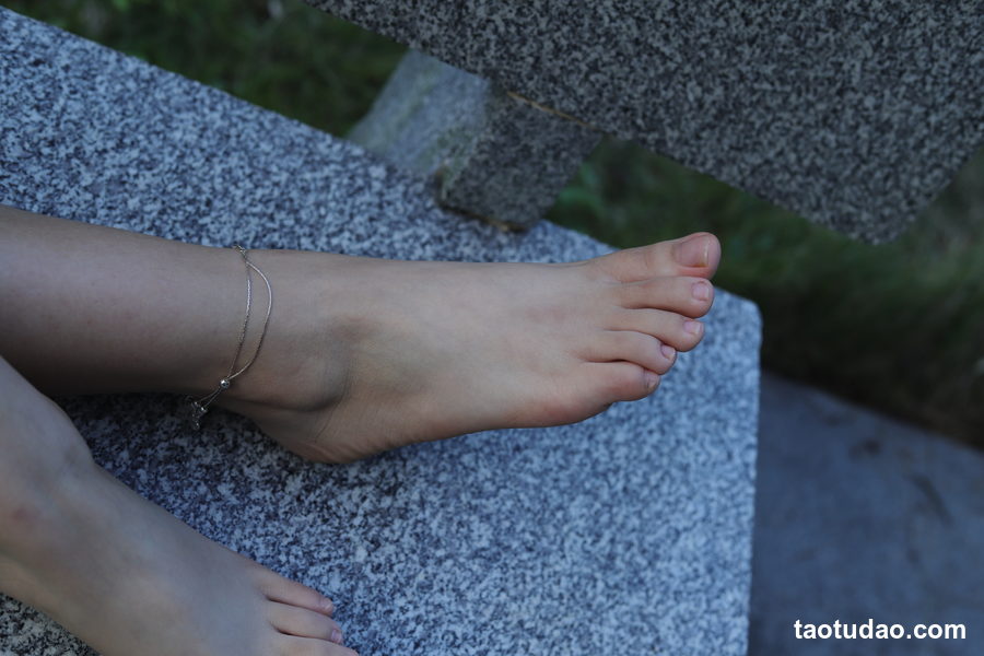 图片[2]-Pary摄影 NO.071 美女小敏公园展示38码超白嫩美脚[115P／835MB]-绅士图