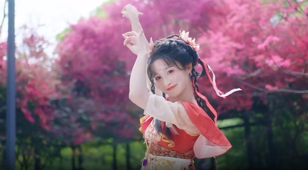 95后coser凭原创国风舞蹈爆红,给福利姬敲响警钟:搞颜色没出路