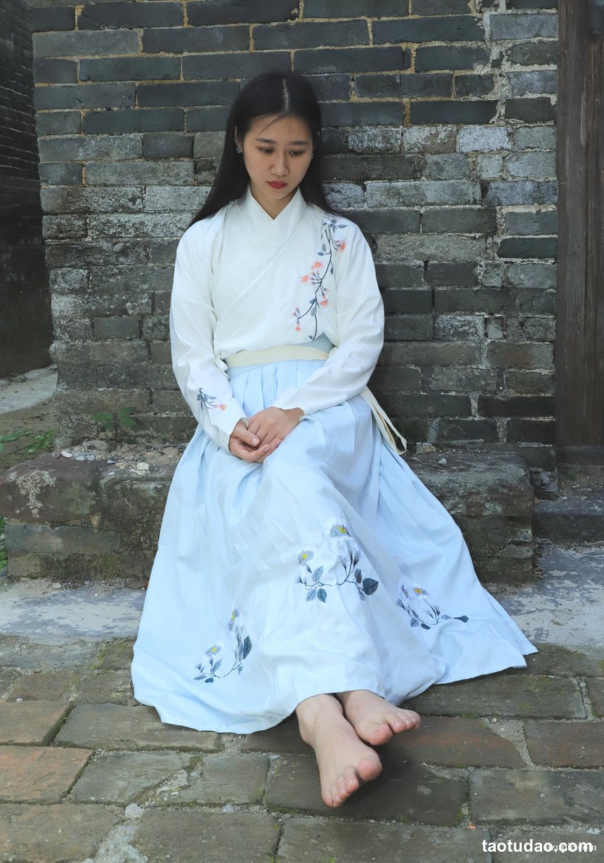 图片[2]-Pary摄影 NO.049 极品美女小芳穿上汉服古镇赤脚[151P／366MB]-绅士图