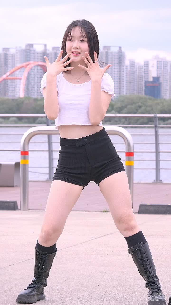 240511 4X4 crew – MAGNETIC (승아) 직캠 [여의도한강공원 버스킹] / 饭拍视频-艺库