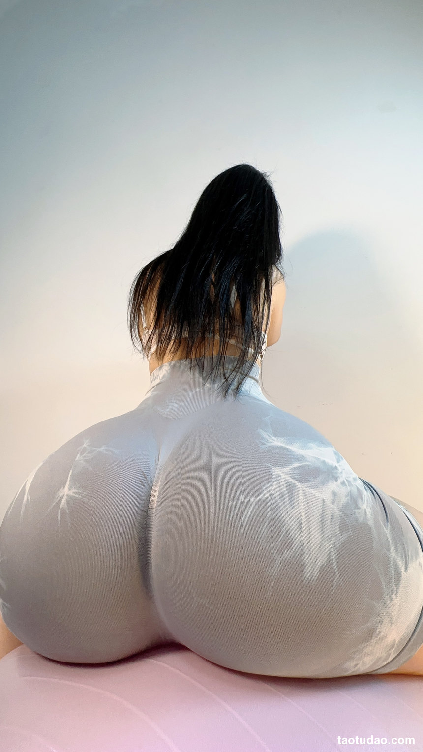 图片[2]-俏妞qiaoniuTT -瑜伽裤消失术 [18P7+V-193MB]-绅士图