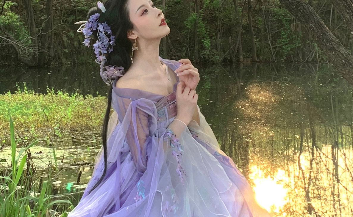情侣共用一张脸什么体验?穿汉服戴白发在湖边走,被围观叫姐妹