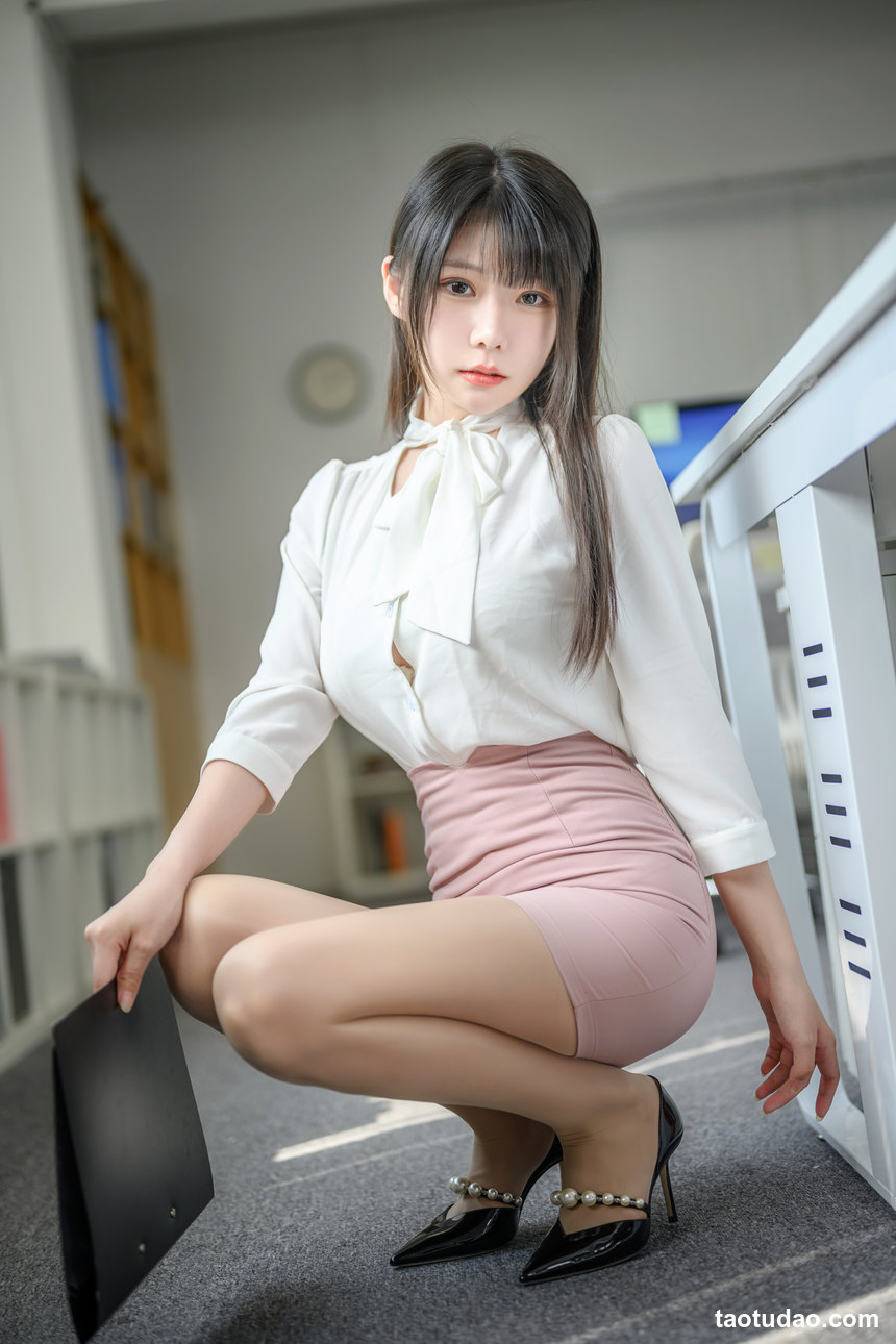 图片[2]-香草喵露露  忙露的职场 粉白裙子[40P+1V-1.32GB]-绅士图