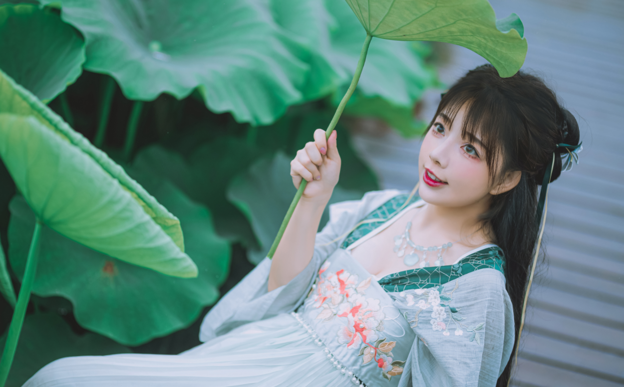 4000万粉国服萝莉王奕萌,又出神级cos,一人饰三角,公子你选谁