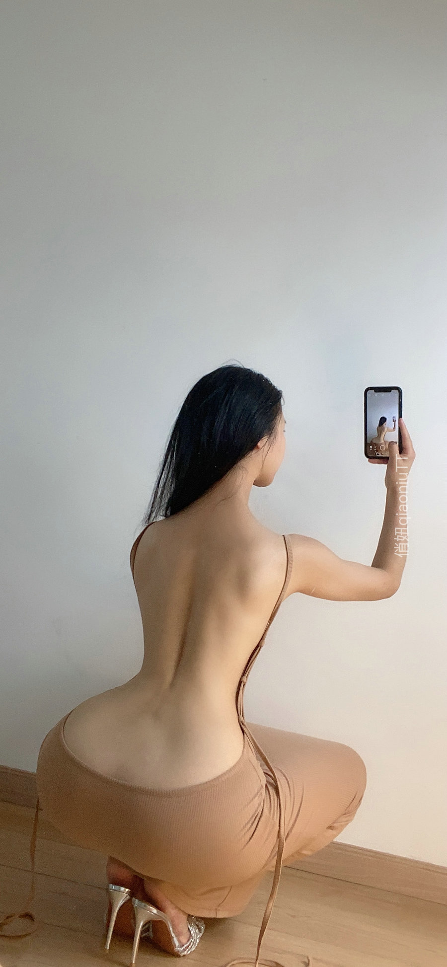 俏妞qiaoniuTT - 露背连衣裙 / 10P-26MB / cos萌妹-绅士图