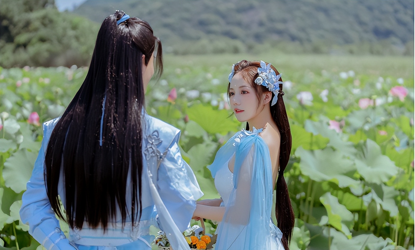 汉服一姐洛丽塔大哥出新作,cos杀手人妻约尔福杰,身材1:1还原