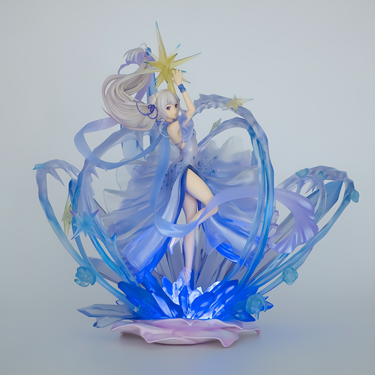 《Re：从零开始的异世界生活》艾米莉亚的水晶礼服有多美？-艺库