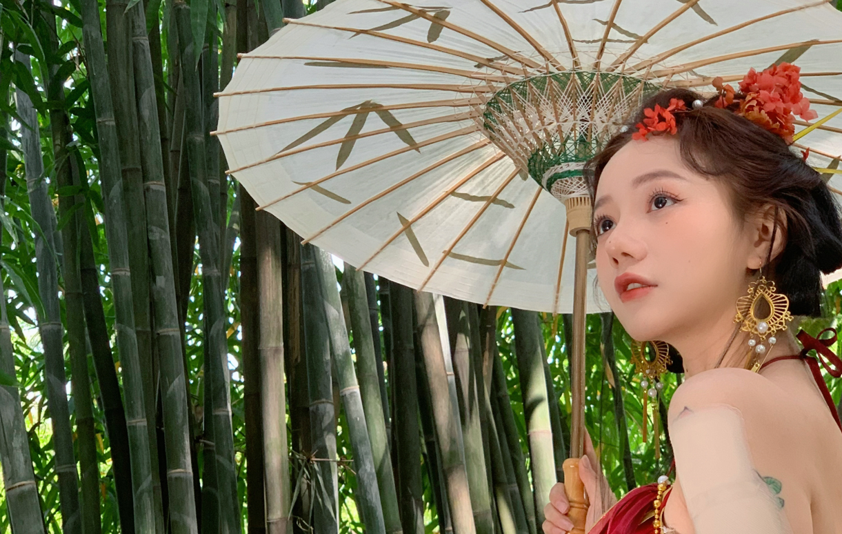 Coser一姐洛丽塔大哥曝童年照,眼睛水灵气质甜美,还说她整容吗
