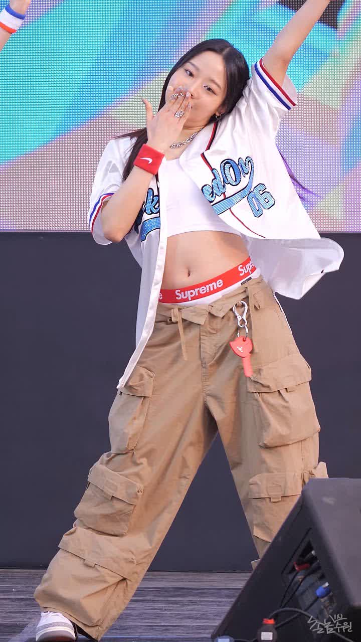 240525 비비업 (VVUP) – 두둠칫 (Doo Doom Chit) (팬) 직캠 [안양청소년축제 ‘청춘한장’] / 饭拍视频-艺库