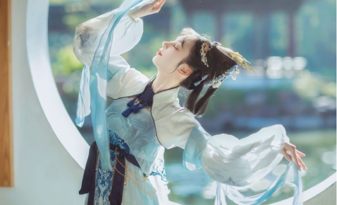 出身医药世家,因一张cos照被封为汉服女神,如今一年带货百万