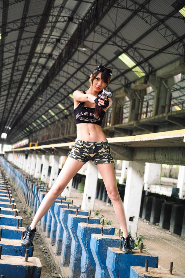 长腿甜心Candice南港废墟外拍写真 / 24P/44MB / 美图集锦-绅士图