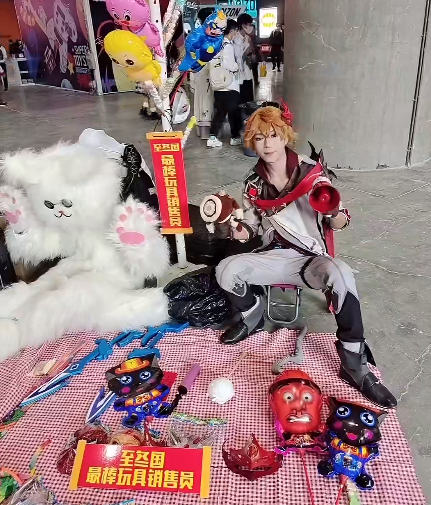 原神出现带货流cos?迪卢克带娃卖酒,公子摆摊还惨遭保安赶走