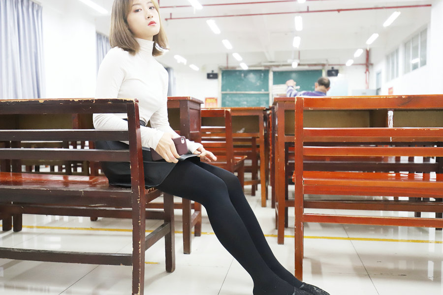 大西瓜爱牙膏 2019年02月 模特3（三） 黑裤袜 / 148P-918MB / 学妹女神-绅士图
