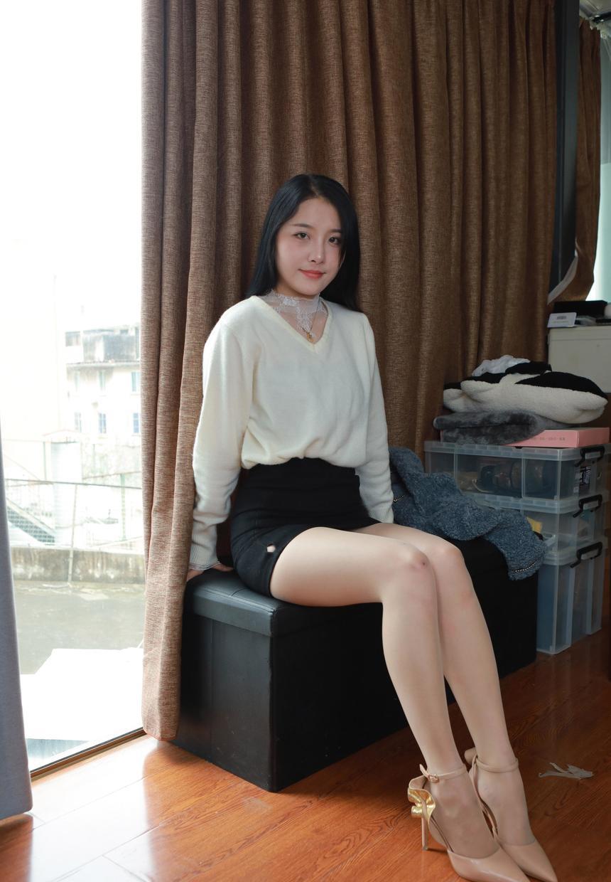 [IESS异思趣向] 2025.03.03 丝享家 1991 婉萍《酒杯美腿》[89P-101.3M]-绅士图