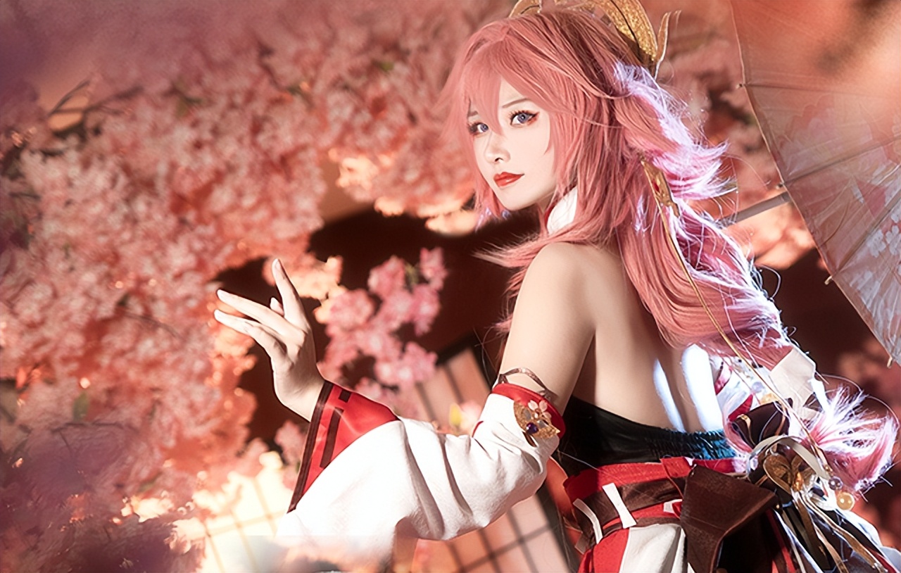 《原神》高颜值美女COS八重神子,身材完美还原,露背设计好性感