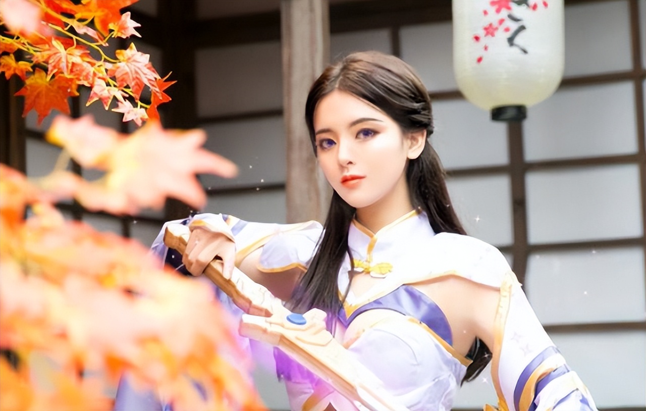 明星杨超越COS哪吒,烟熏妆好重,网友:真的是老天爷赏饭吃
