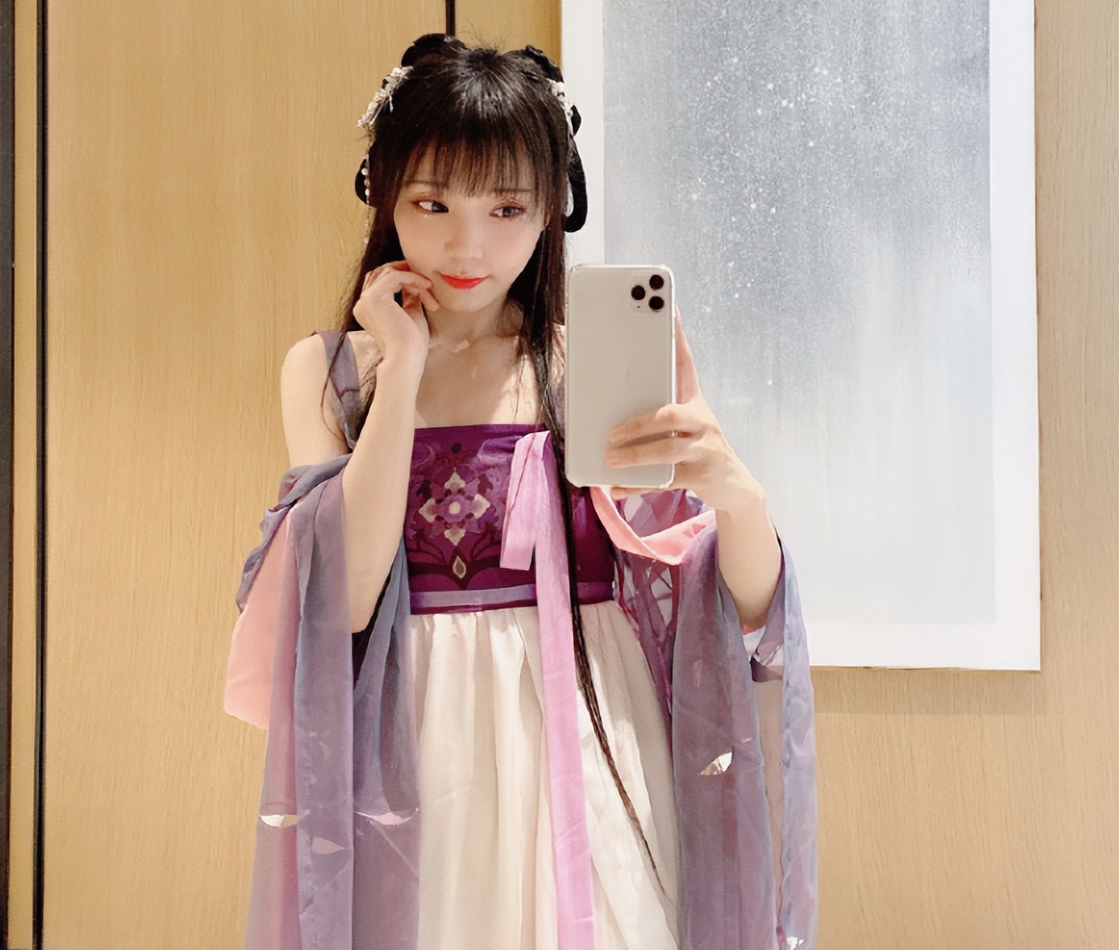 B站镇站之腿咬人猫,因对宅舞区大打擦边不满,怒转行做美食博主