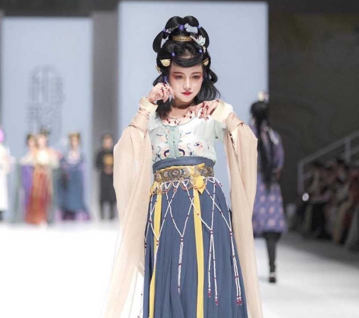 Coser一姐洛丽塔大哥曝童年照,眼睛水灵气质甜美,还说她整容吗