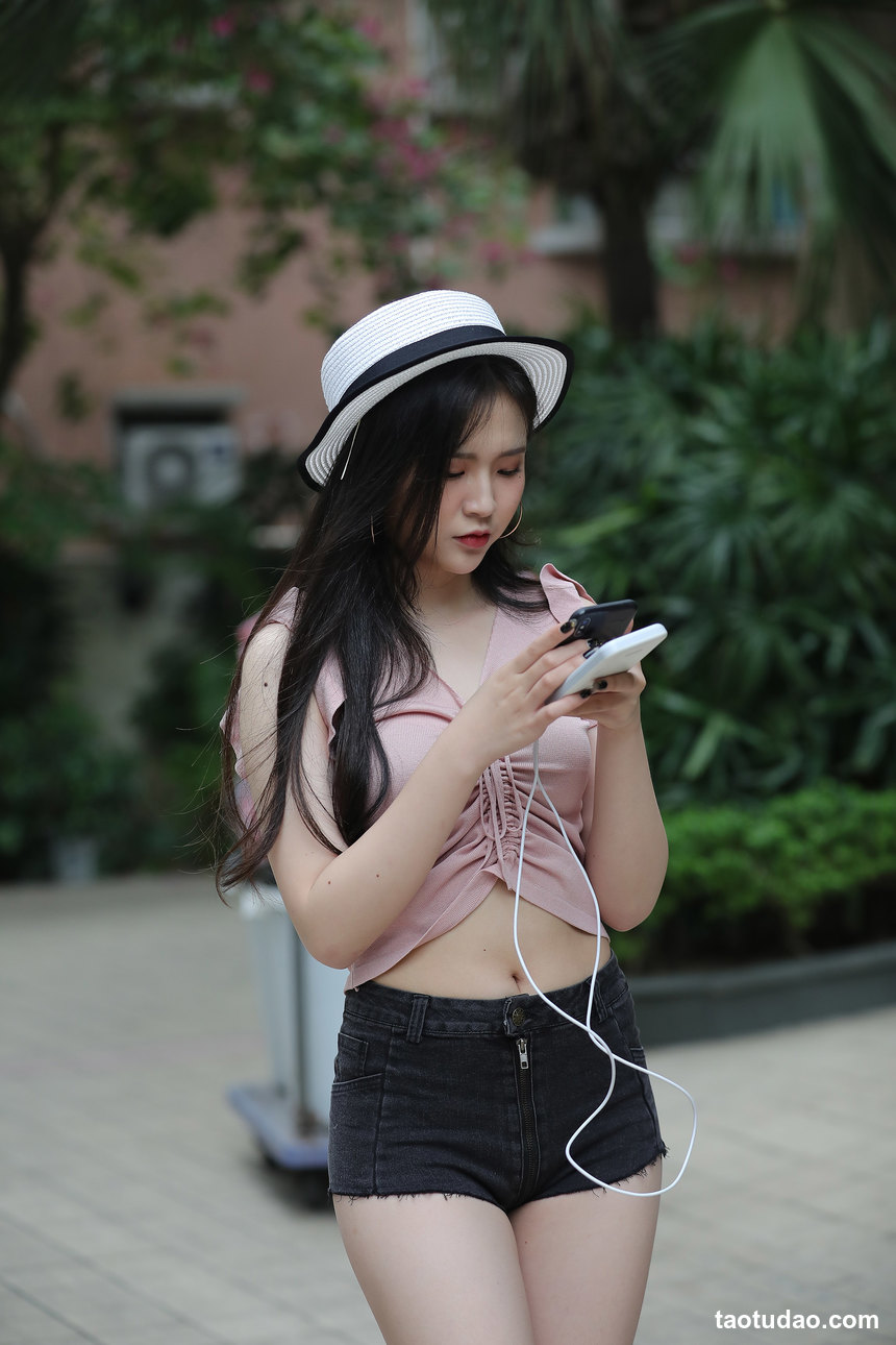 图片[2]-精选街拍作品 NO.0081 粉衣超短裤白色帽子美女高清原图[593P／500MB]-绅士图
