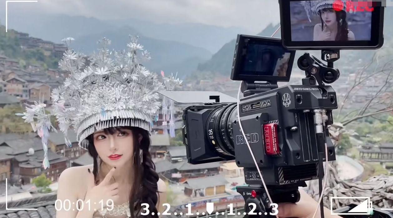 为流量糟蹋传统文化?女Coser穿抹胸肚兜大跳苗族舞蹈,网友怒了