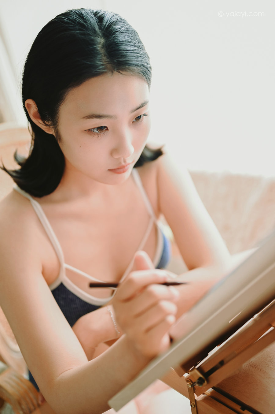 / YALAYI雅拉伊 / 2020.07.08 No.668 作画的女孩 沈伊 / 43P418MB / 机构-艺库