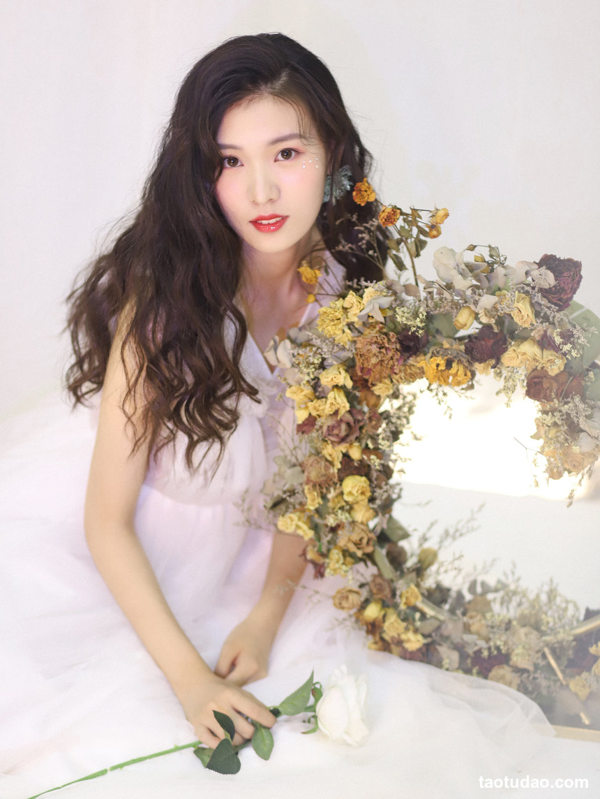 图片[2]-[YITUYU艺图语]2022.10.15 少女与花 勺子[22+1P／92MB]-绅士图