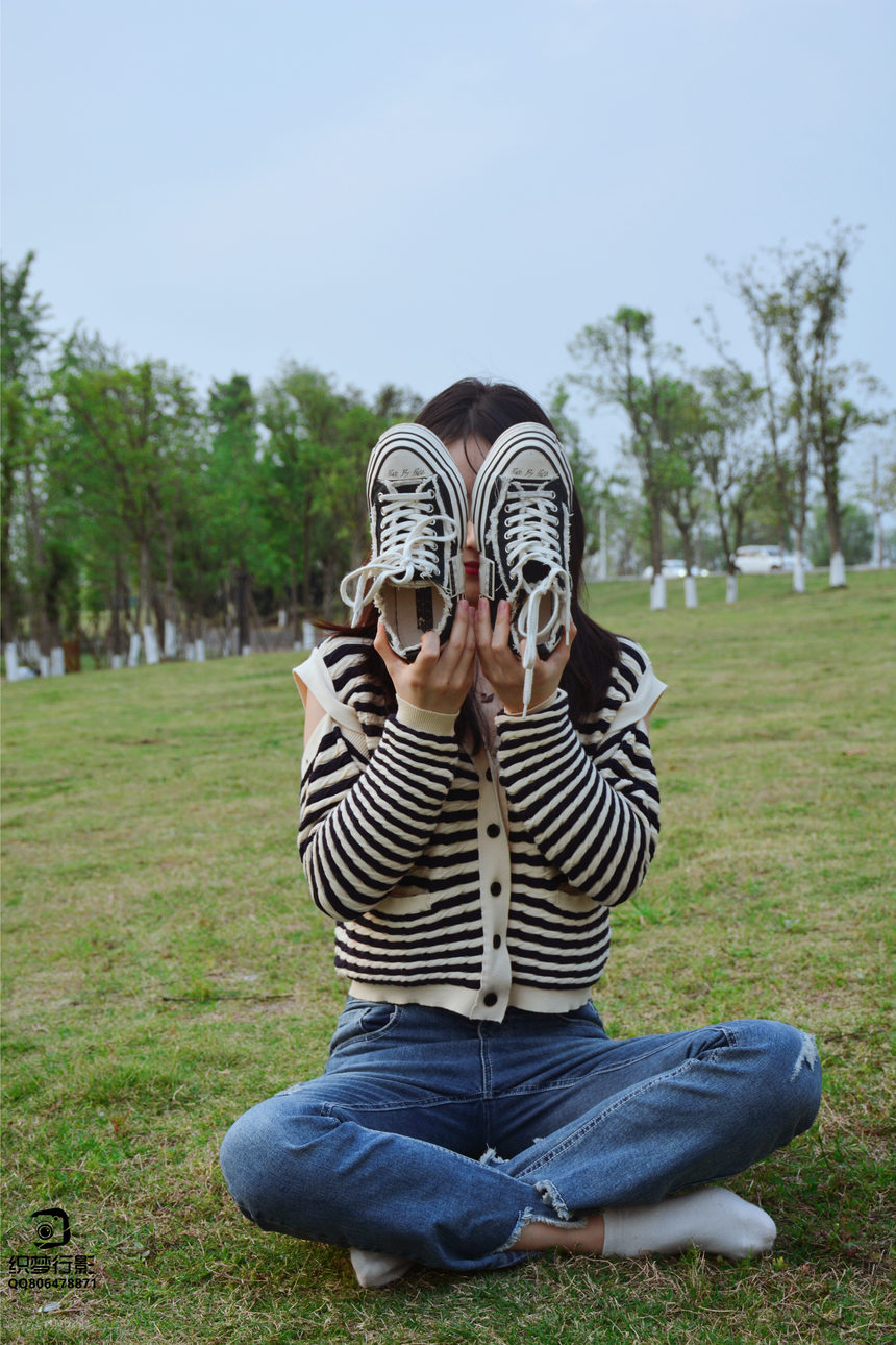 图片[2]-[织梦映像]NO.042 草地白袜[80P+1V／2.47GB]-绅士图