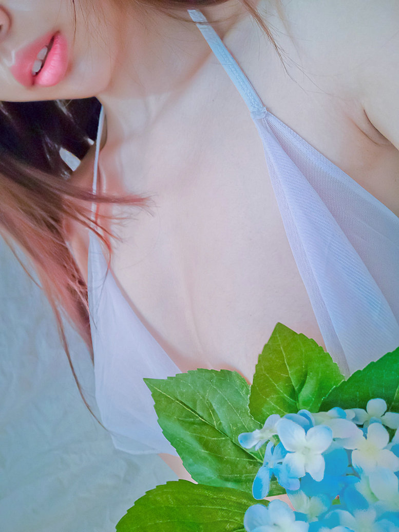 网红嫩妹软软趴在床单上 - 花样美人 / 28P1V / 唯美杂图-绅士图