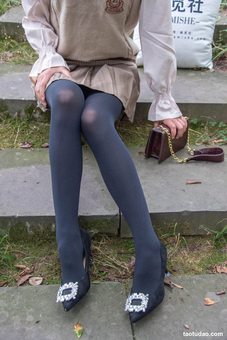 图片[3]-[袜觅社] 小雪 超短裙黑丝高跟美腿足秀 [71p+1V+1.61G]-绅士图