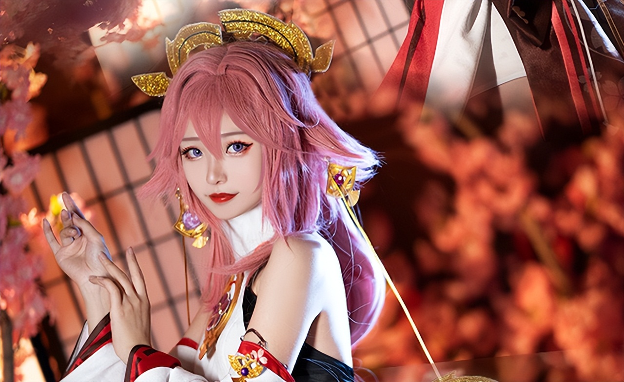 《原神》高颜值美女COS八重神子,身材完美还原,露背设计好性感