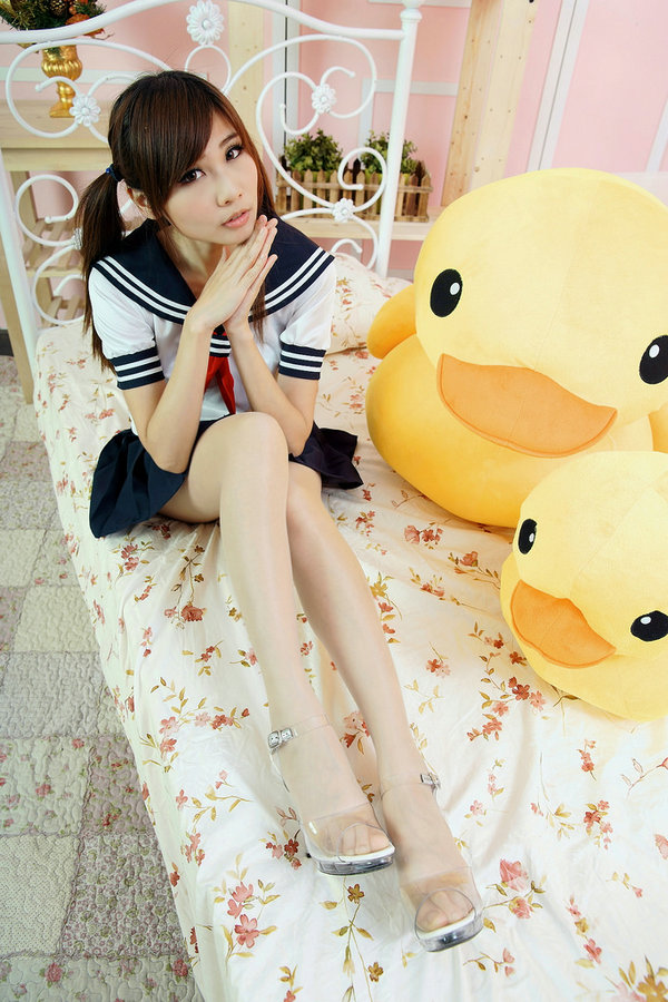 Beautyleg女神张雅筑Chu东区商圈外拍+制服室拍写真 / 85P/57MB / 美图集锦-绅士图