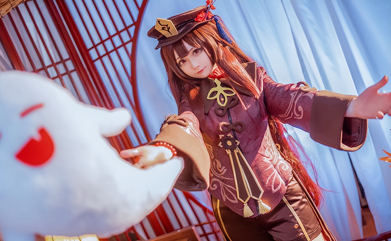 《原神》胡桃COS成片来袭,小萝莉表情拿捏到位,身材比例也很好