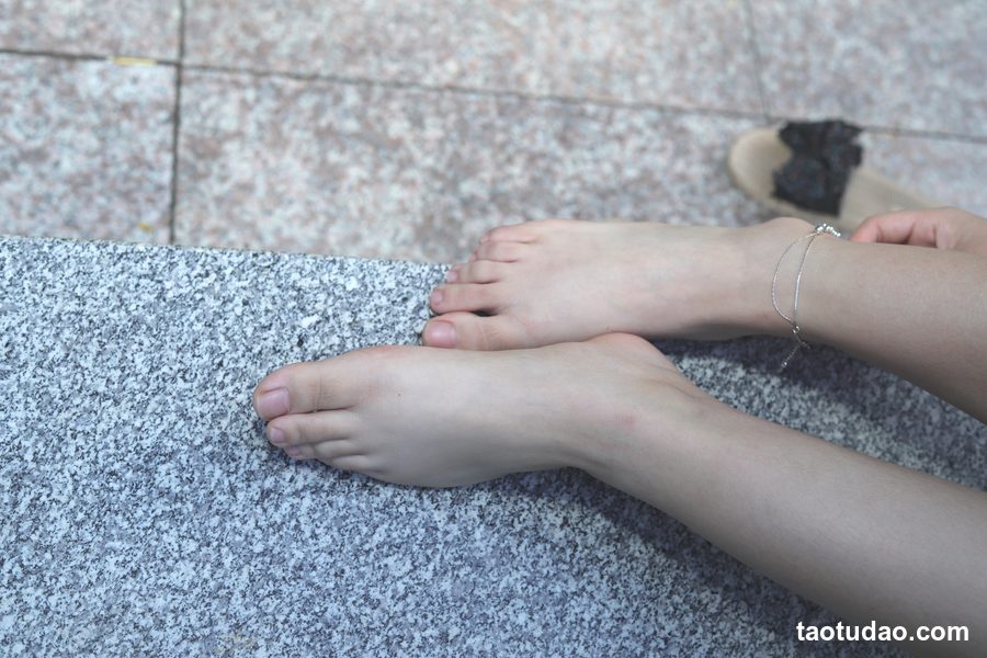 图片[4]-Pary摄影 NO.071 美女小敏公园展示38码超白嫩美脚[115P／835MB]-绅士图