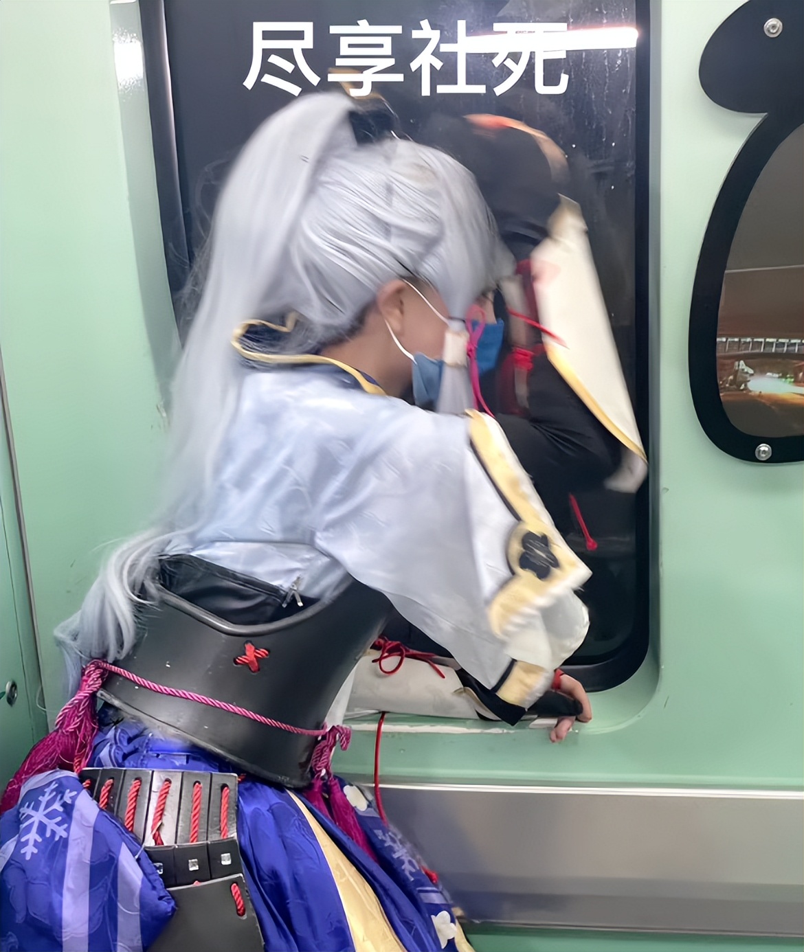 原神玩家cos神里兄妹坐地铁,路人围观大型社死,连保安都惊动了