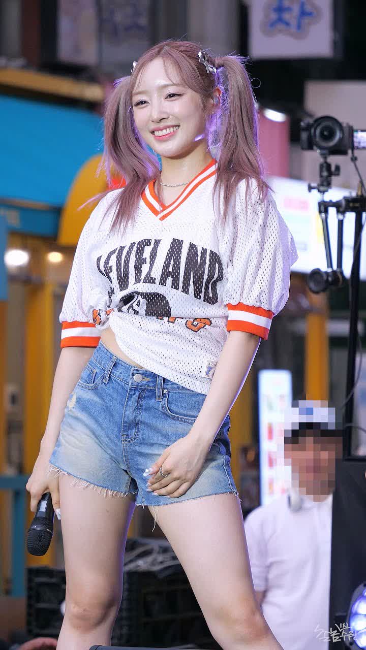 240809 LIGHTSUM (라잇썸) – Honey or Spice (히나) 직캠 [홍대 버스킹] / 饭拍视频-艺库