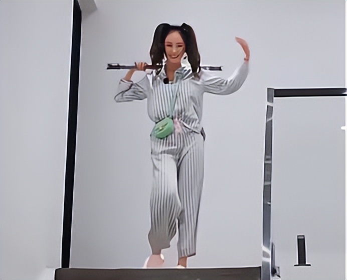 杨幂COS小丑女,双马尾配棒球棍,大幂幂真的是又帅又美