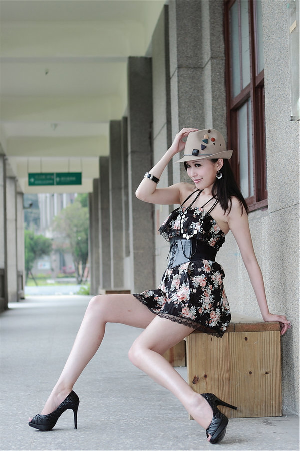 台湾清纯美Avy恬小鱼外拍写真 / 16P/108MB / 美图集锦-绅士图