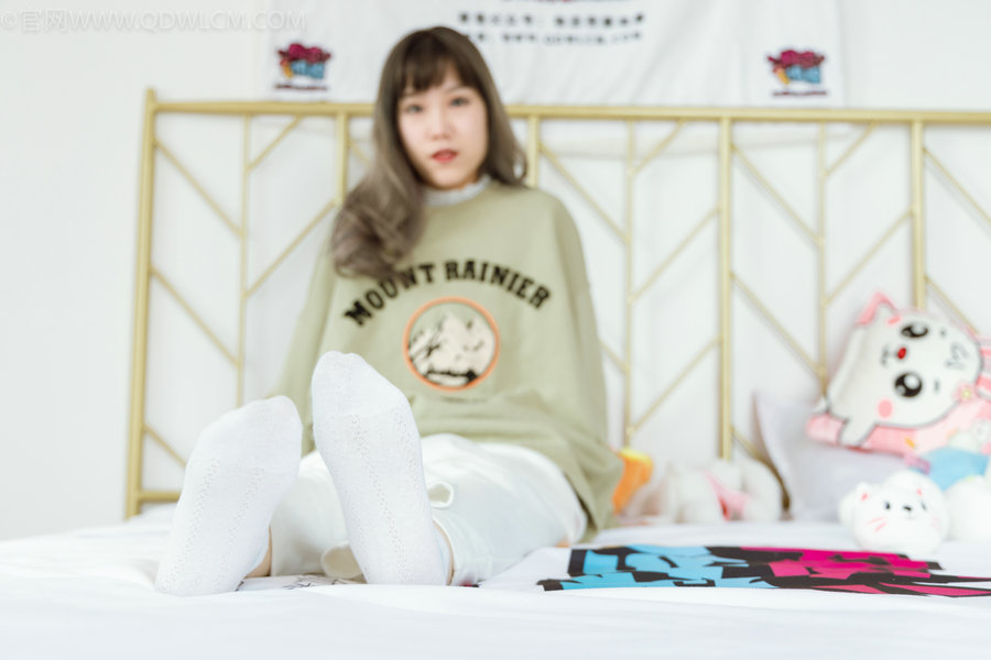 物恋传媒 No.977 依依-梦与现实 / 135P1V-3.78GB / 丝袜丝足-绅士图